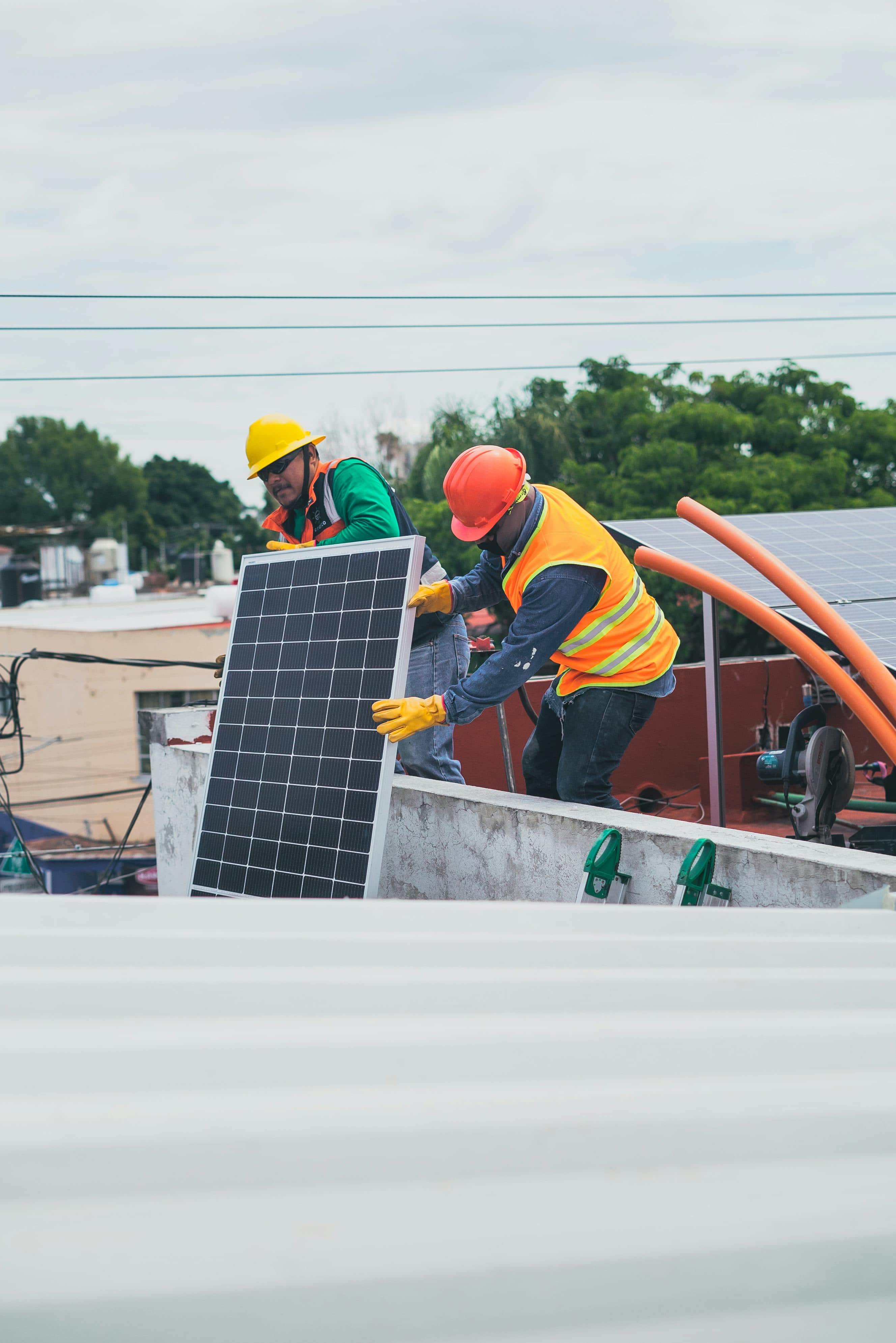 Ouvriers qui démontent un parc photovoltaïque 