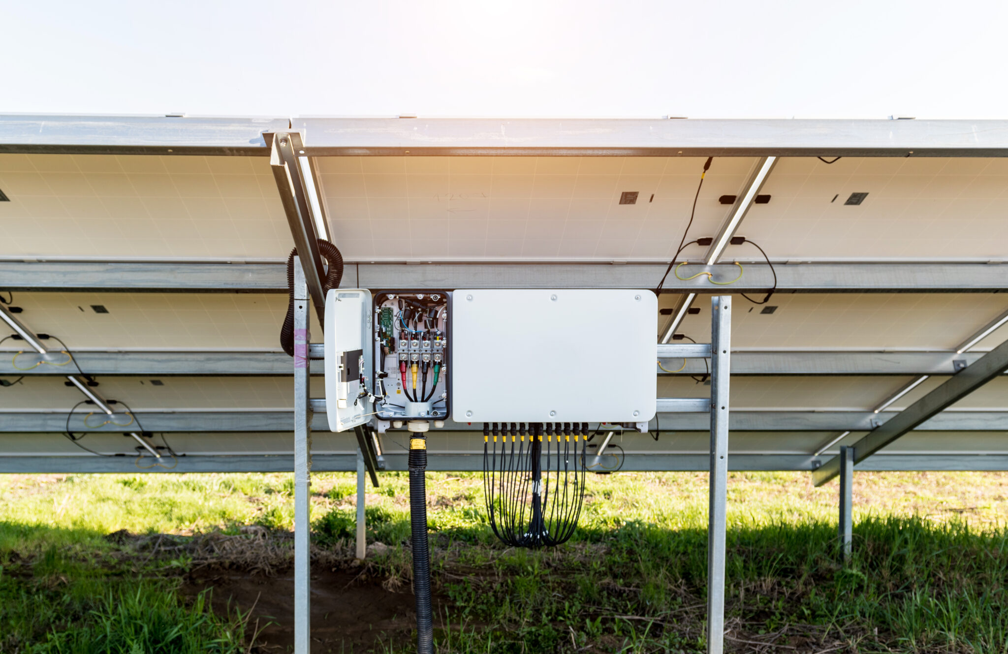 Installation de panneaux solaires avec convertisseurs