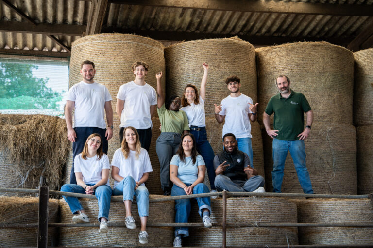 Toute l'équipe prend la pause dans les bottes de foin
