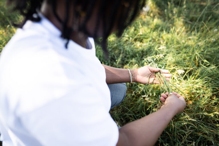 Écologue effectuant un suivi biodiversité sur un parc photovoltaïque
